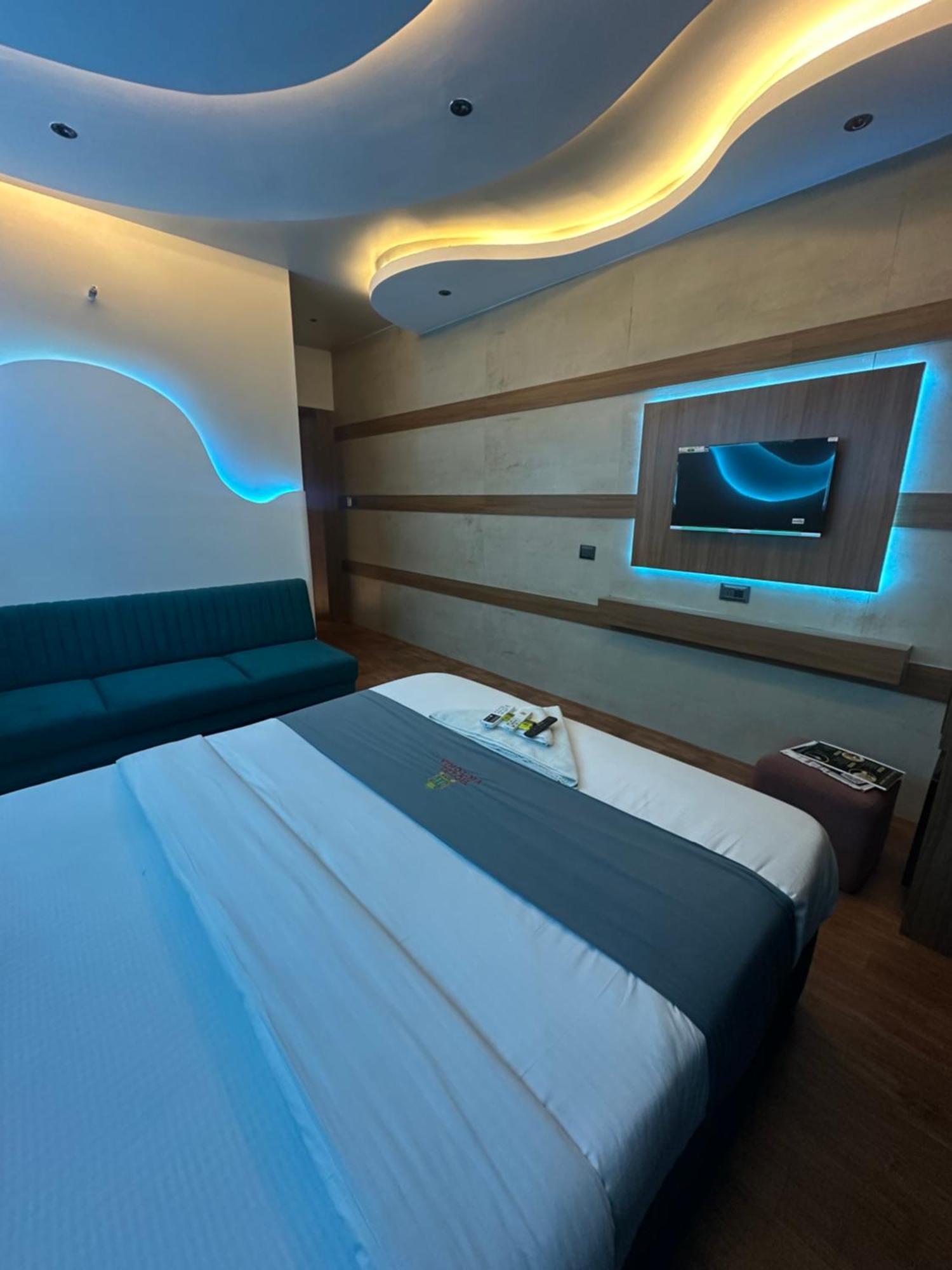 Hotel Victoria Prime Surat Eksteriør bilde