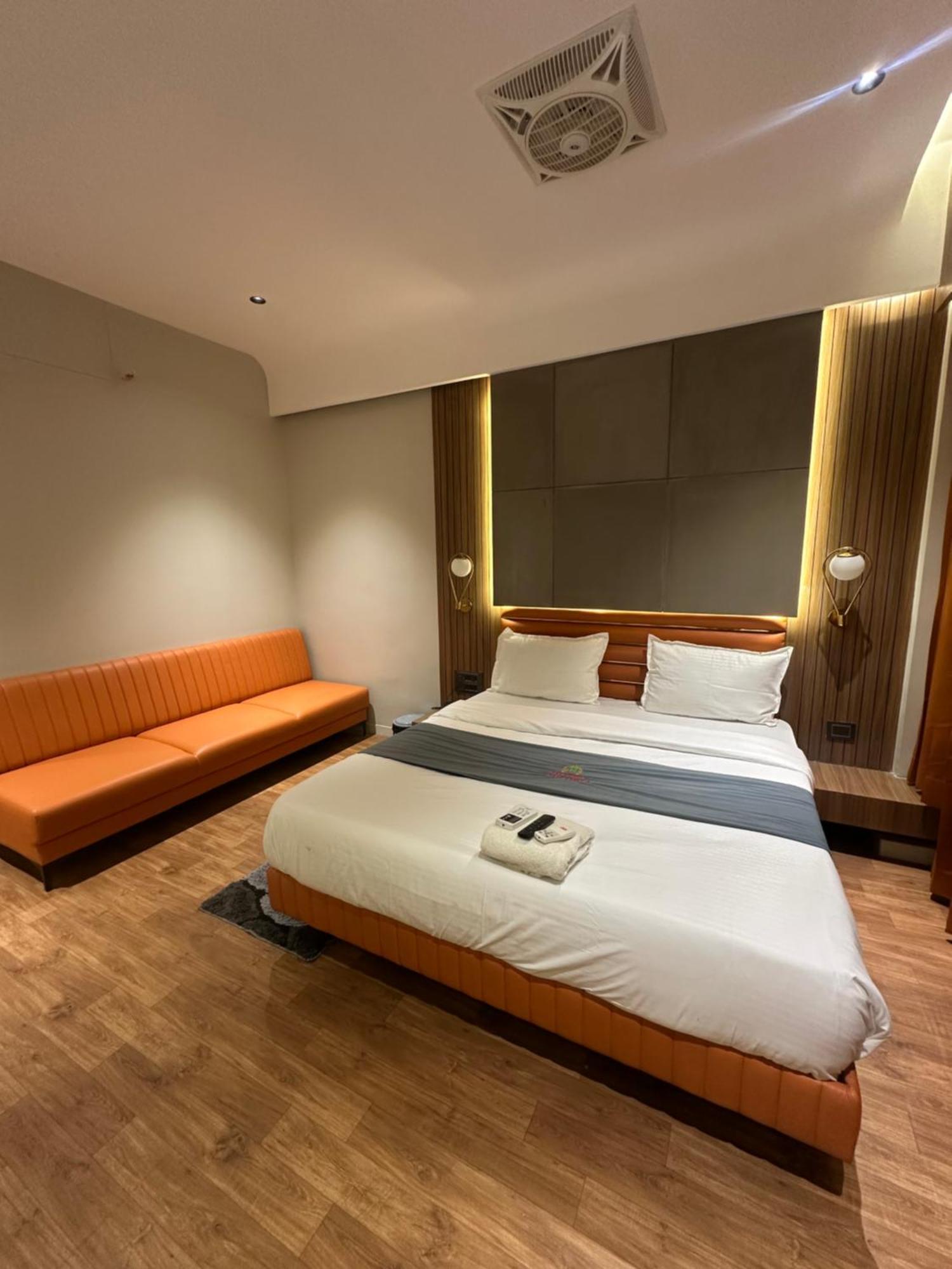Hotel Victoria Prime Surat Eksteriør bilde