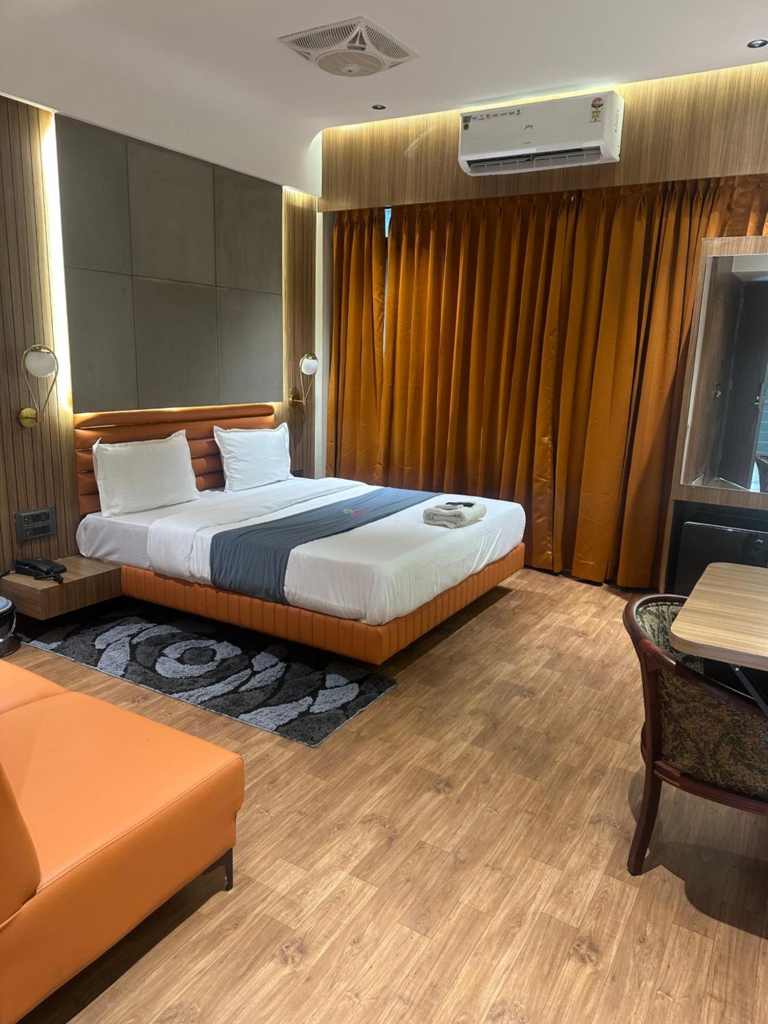 Hotel Victoria Prime Surat Eksteriør bilde