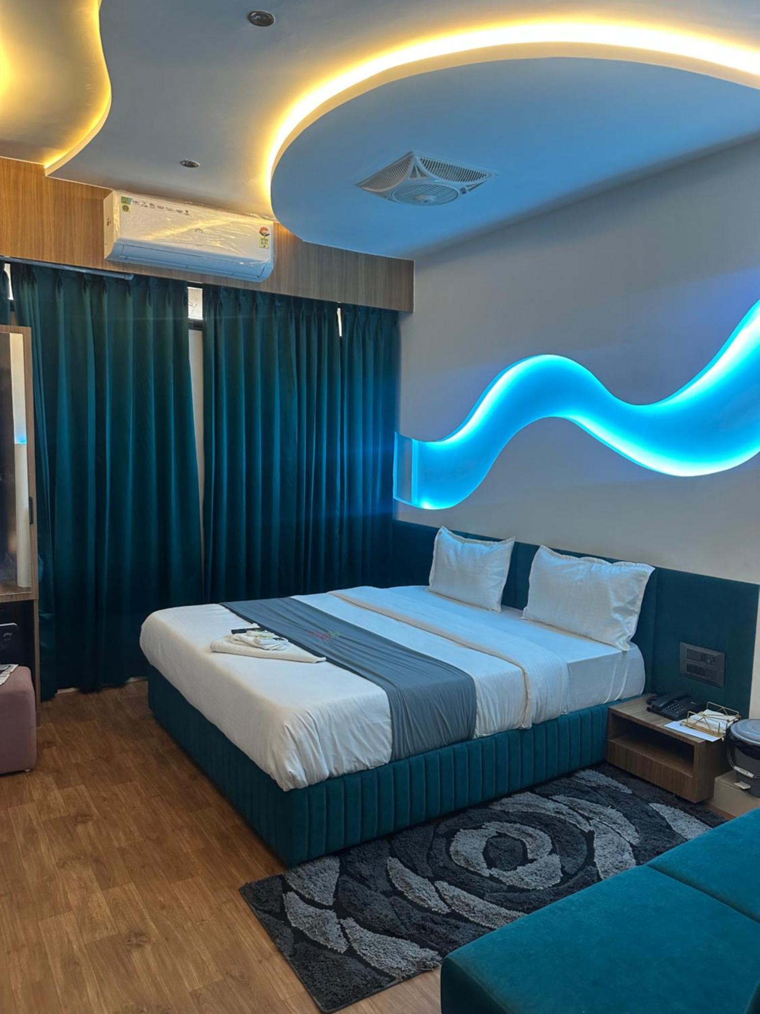 Hotel Victoria Prime Surat Eksteriør bilde