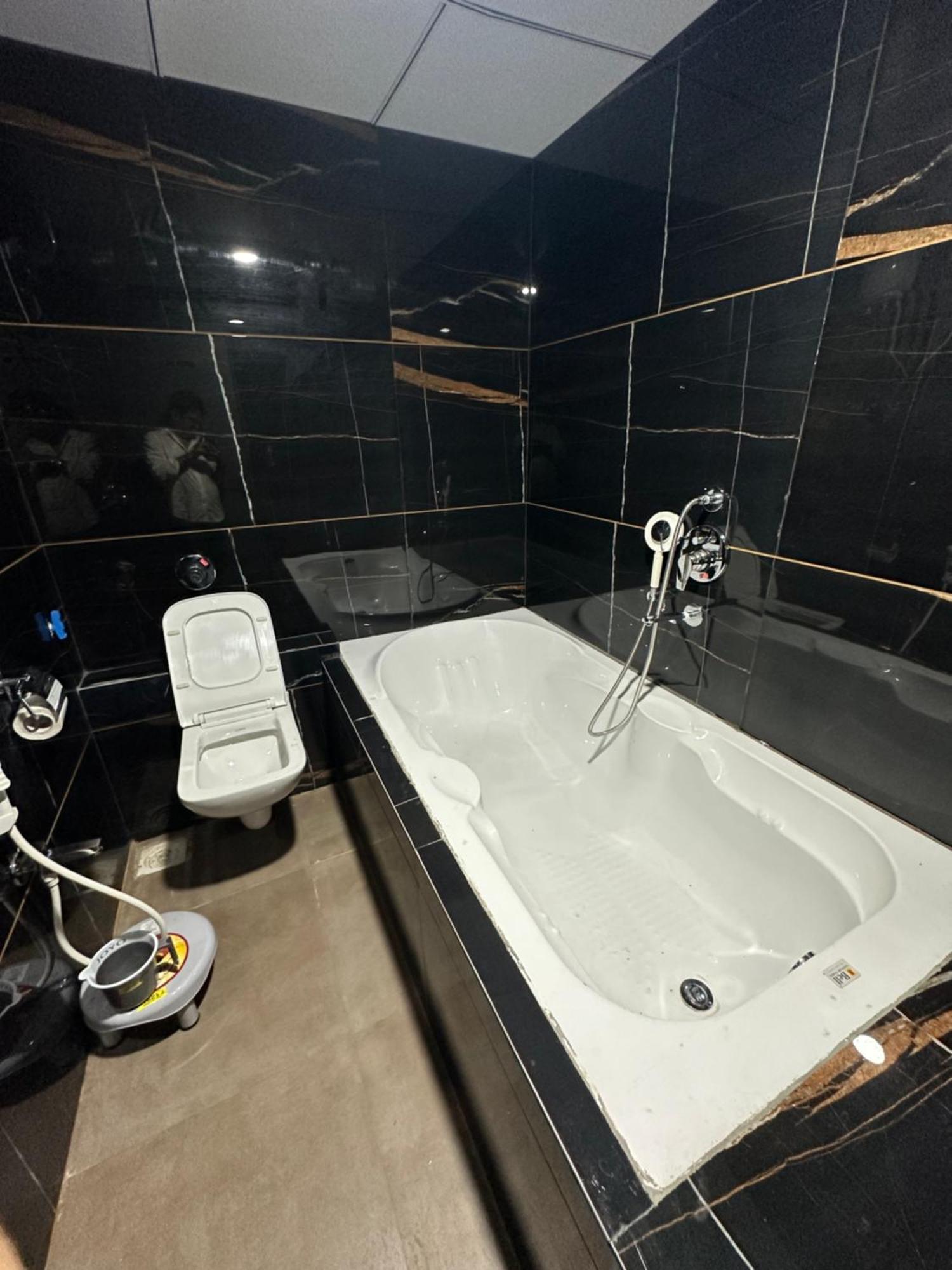 Hotel Victoria Prime Surat Eksteriør bilde