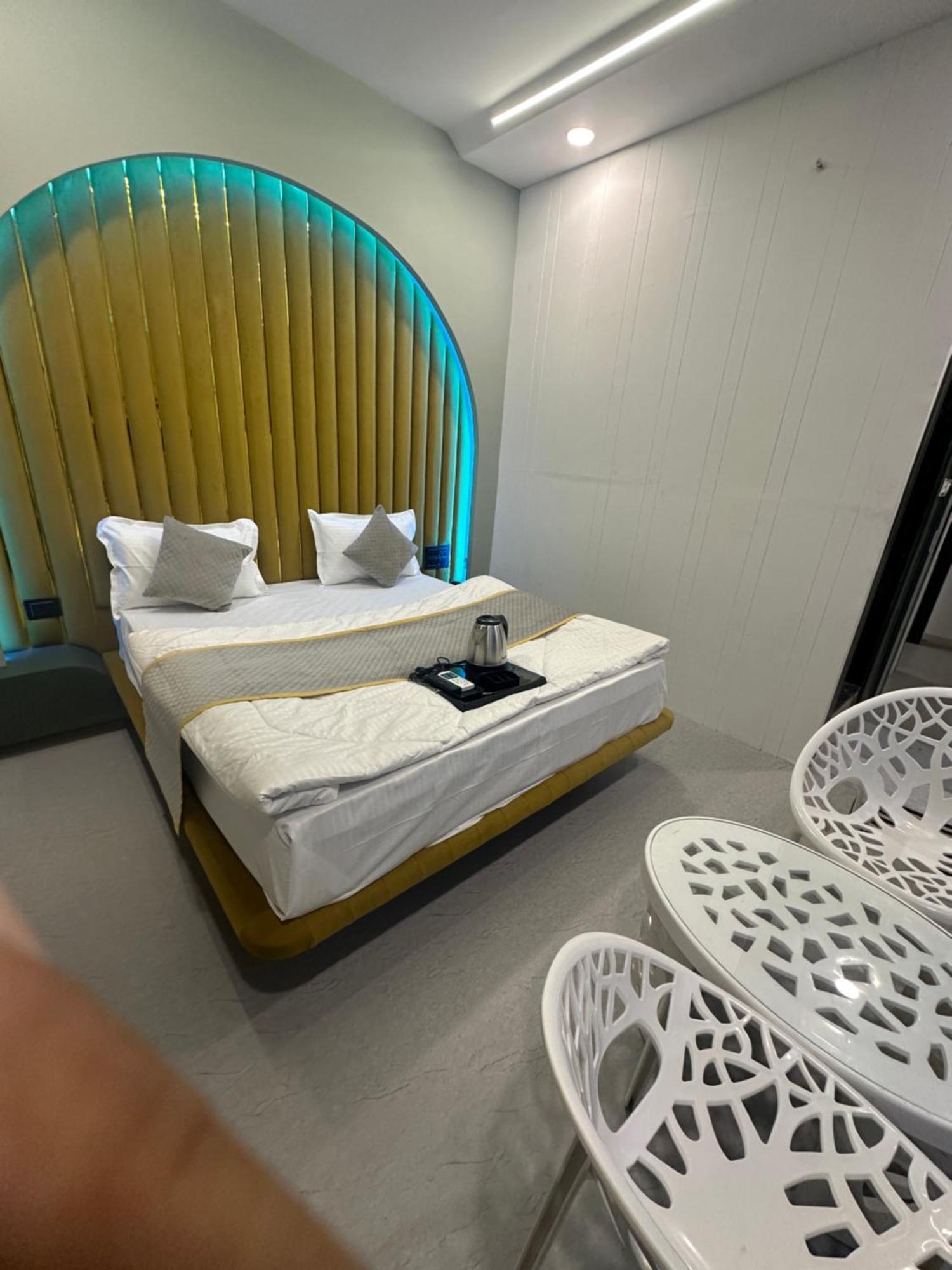Hotel Victoria Prime Surat Eksteriør bilde