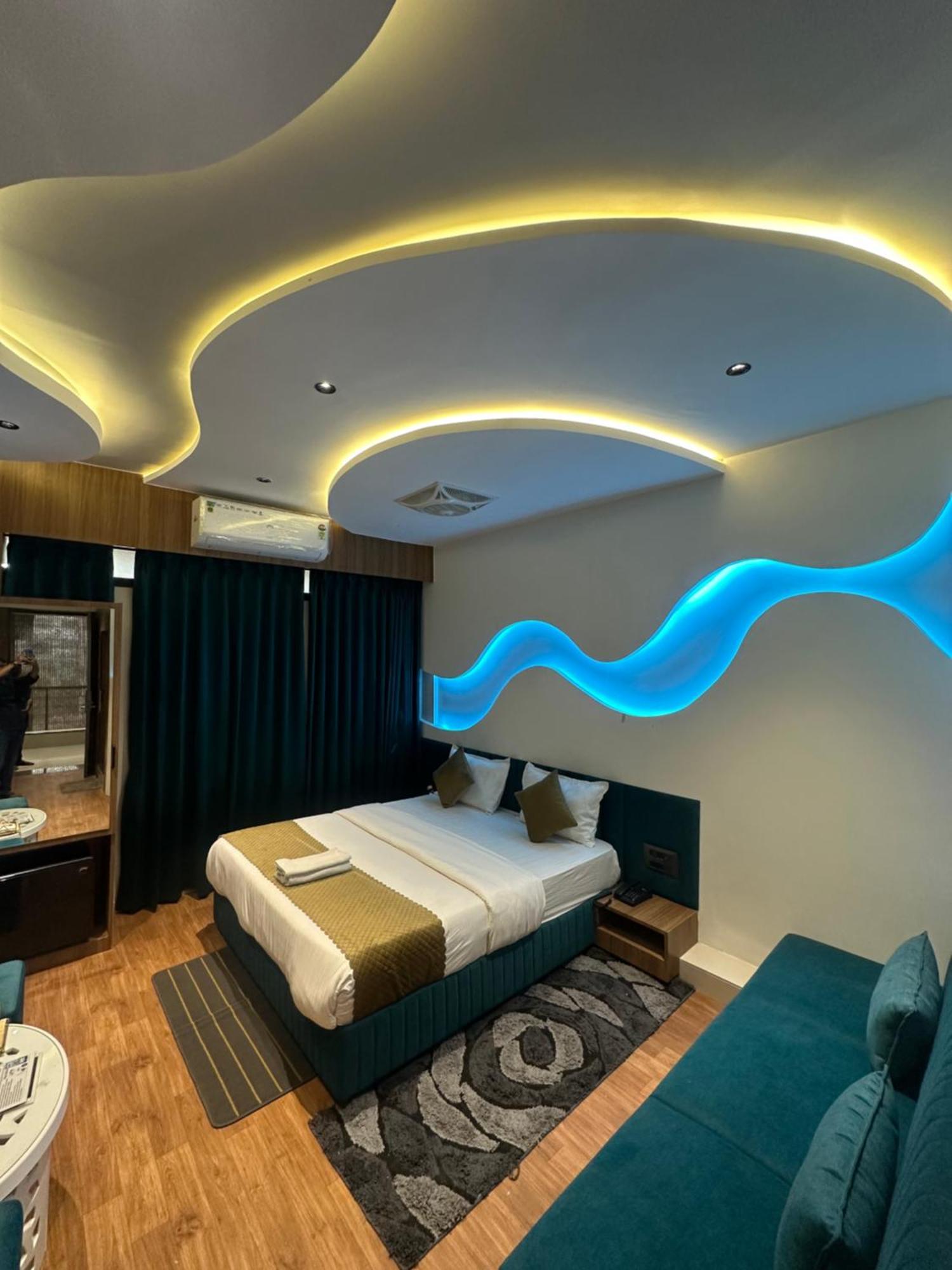 Hotel Victoria Prime Surat Eksteriør bilde