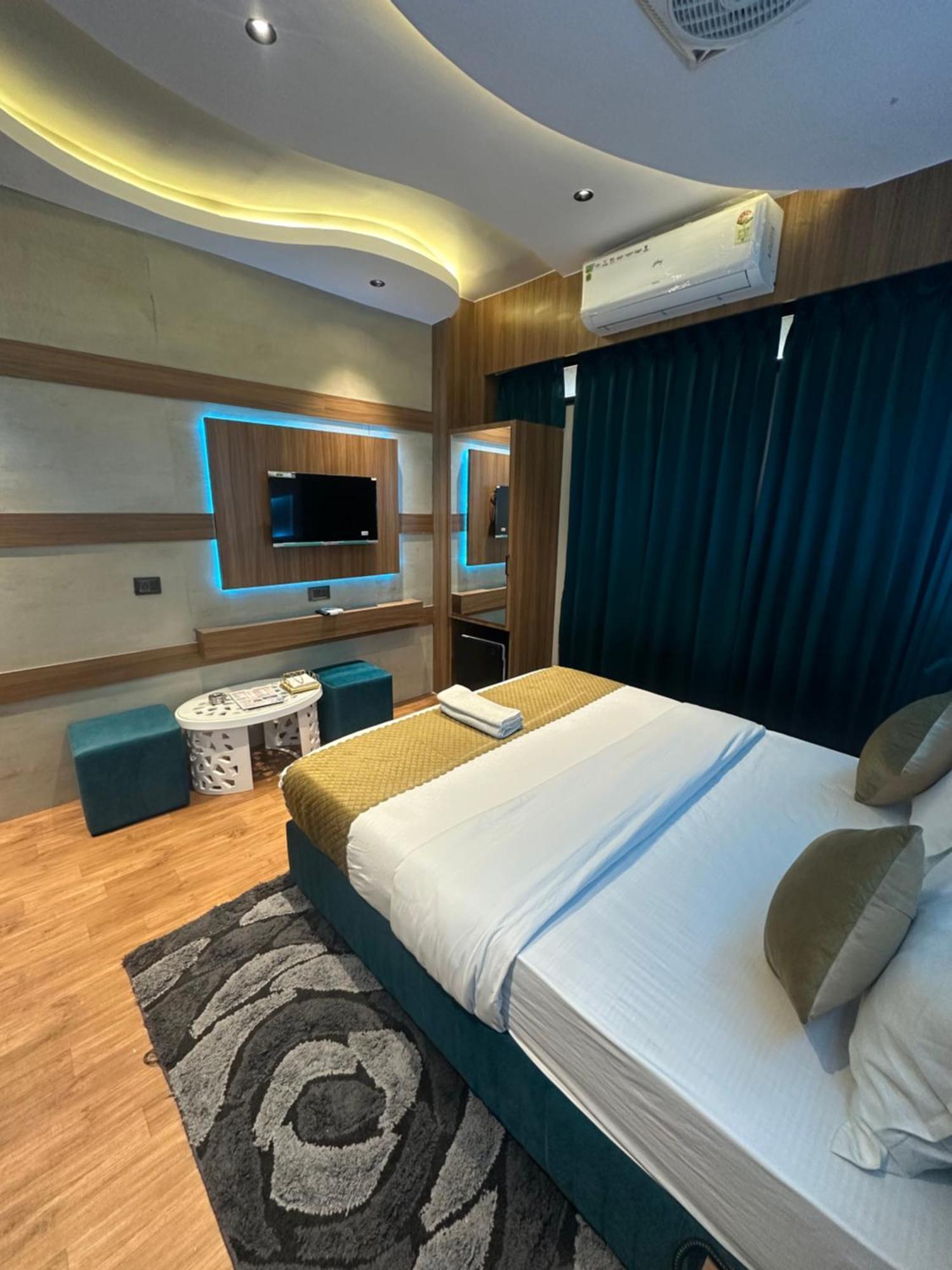 Hotel Victoria Prime Surat Eksteriør bilde