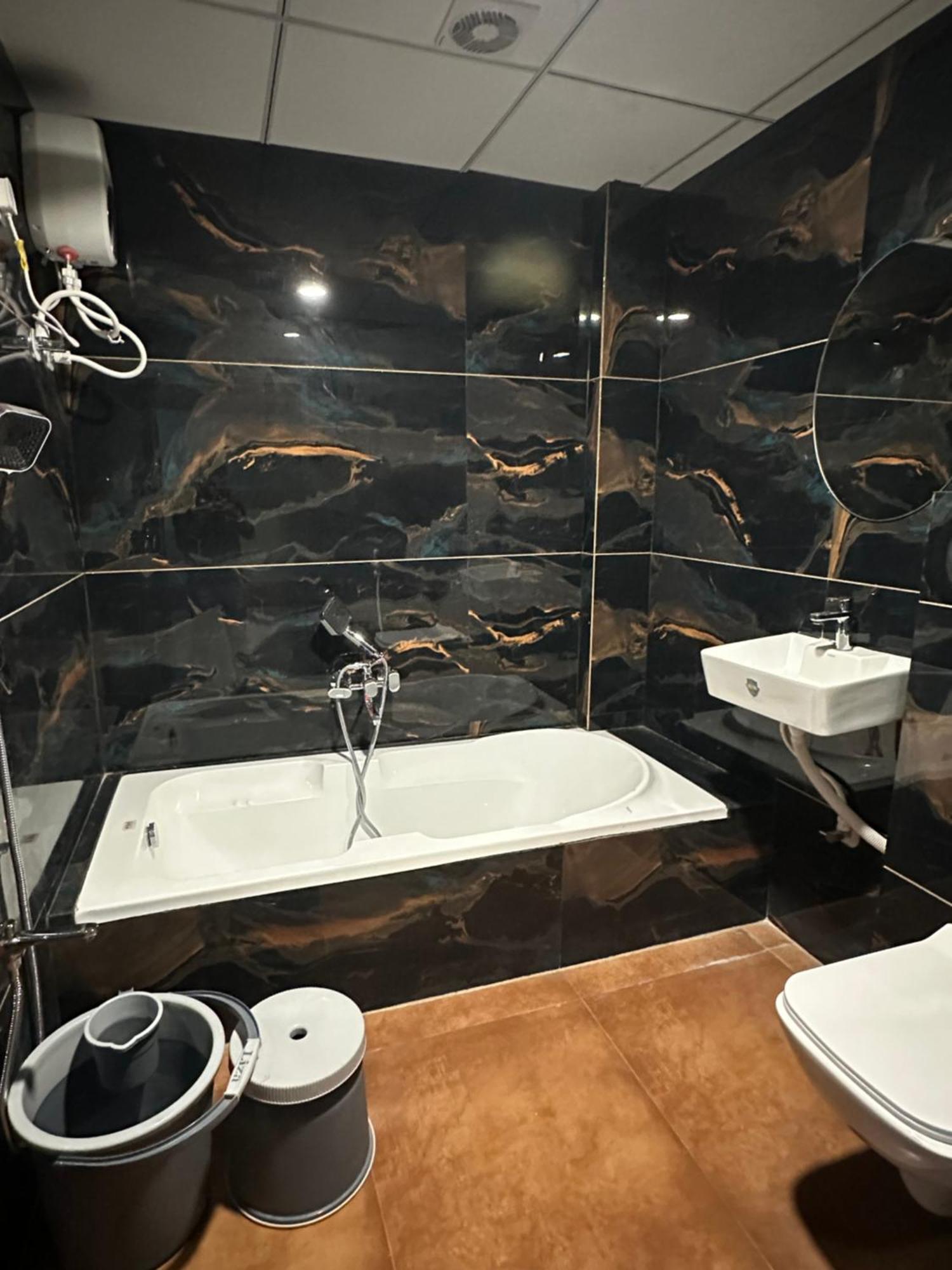 Hotel Victoria Prime Surat Eksteriør bilde