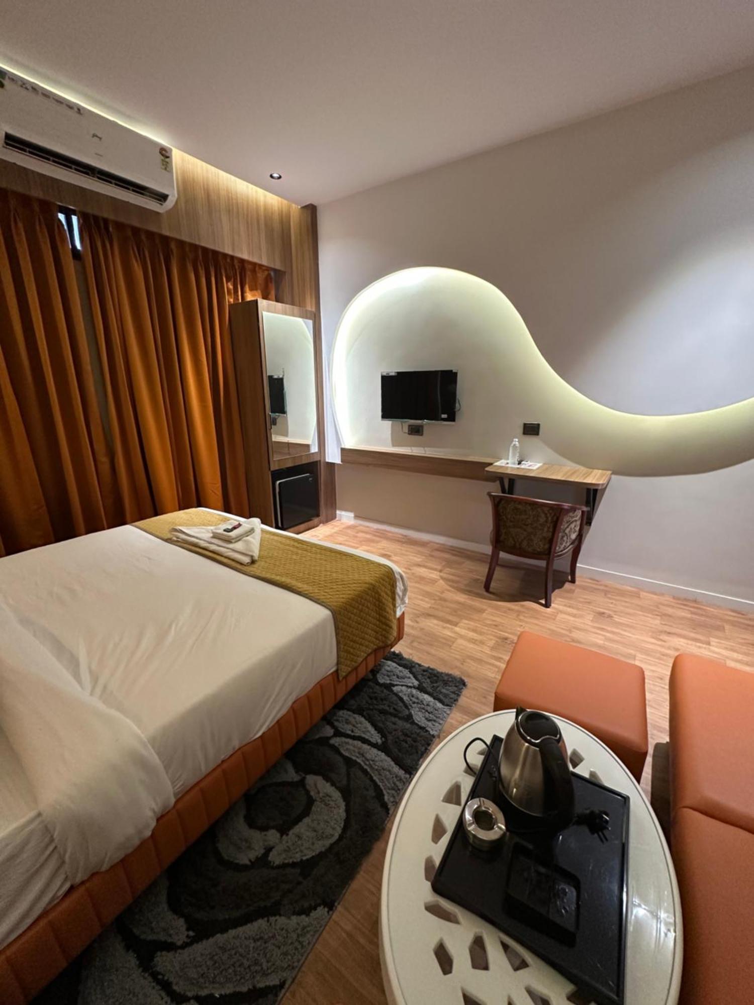 Hotel Victoria Prime Surat Eksteriør bilde