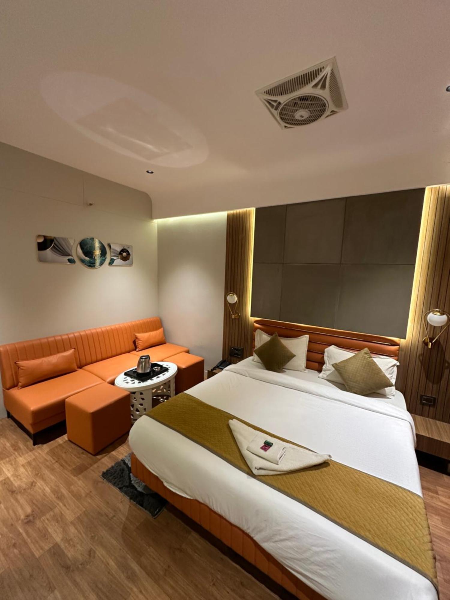 Hotel Victoria Prime Surat Eksteriør bilde