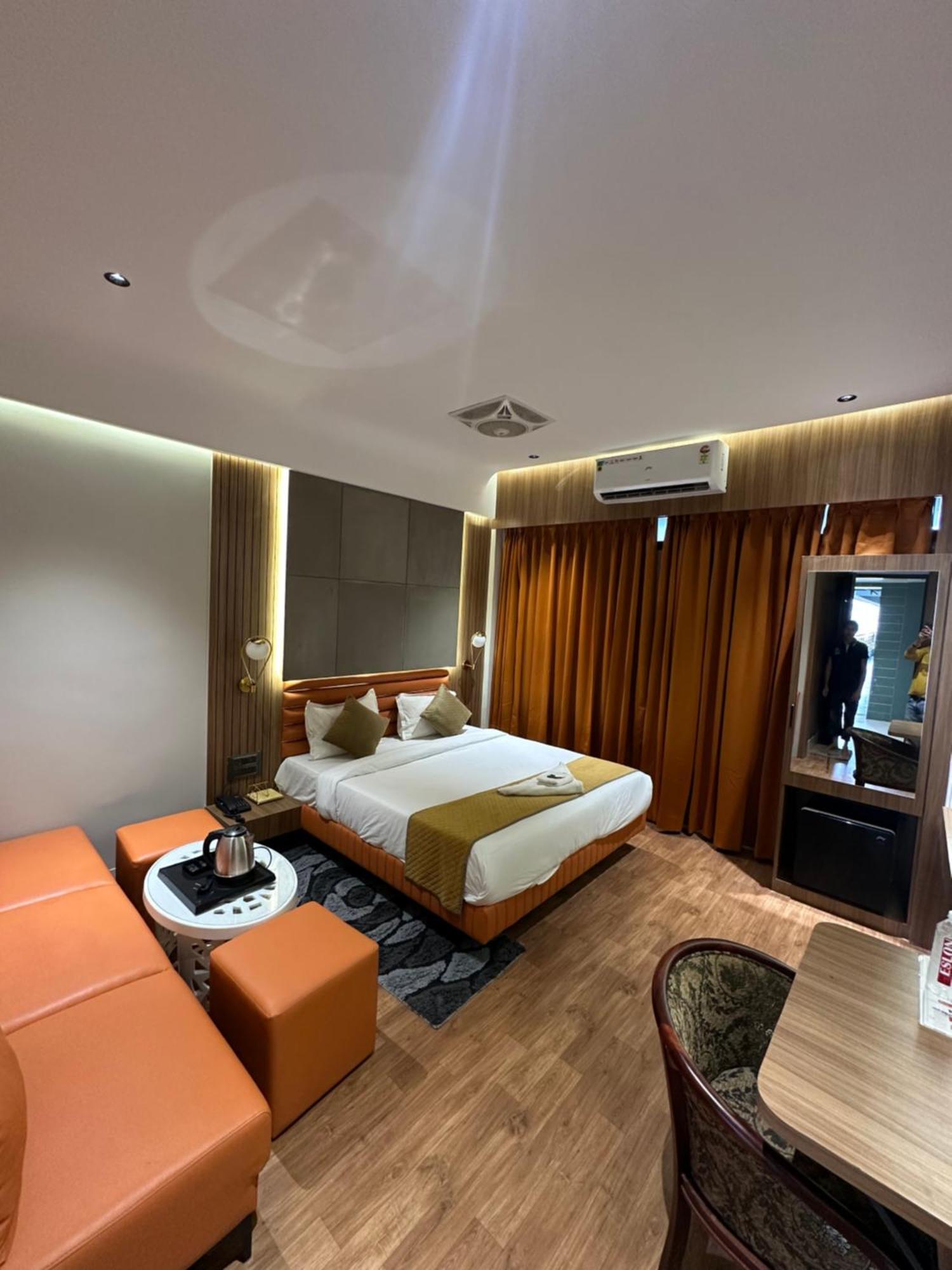 Hotel Victoria Prime Surat Eksteriør bilde